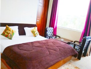 Quarto casal standard | Roupas de cama premium, escrivaninha, quartos à prova de som