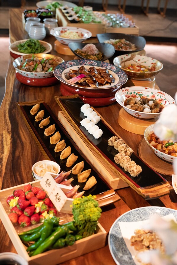A buffet table with various dishes and food items. - Hotel Nikko Bangkok (Bangkok)