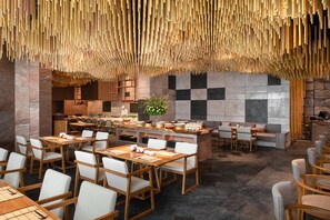 3 restaurants; breakfast, lunch, dinner, and brunch served