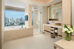 Separate tub and shower, deep soaking tub, rainfall showerhead - Hotel Nikko Bangkok (Bangkok)