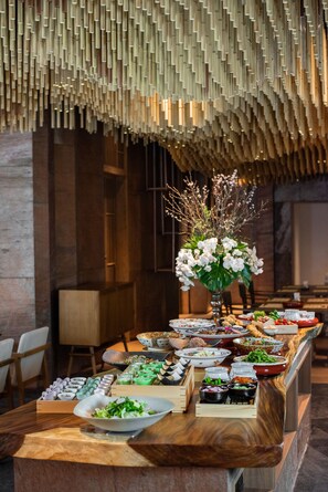 3 restaurants; breakfast, lunch, dinner, and brunch served