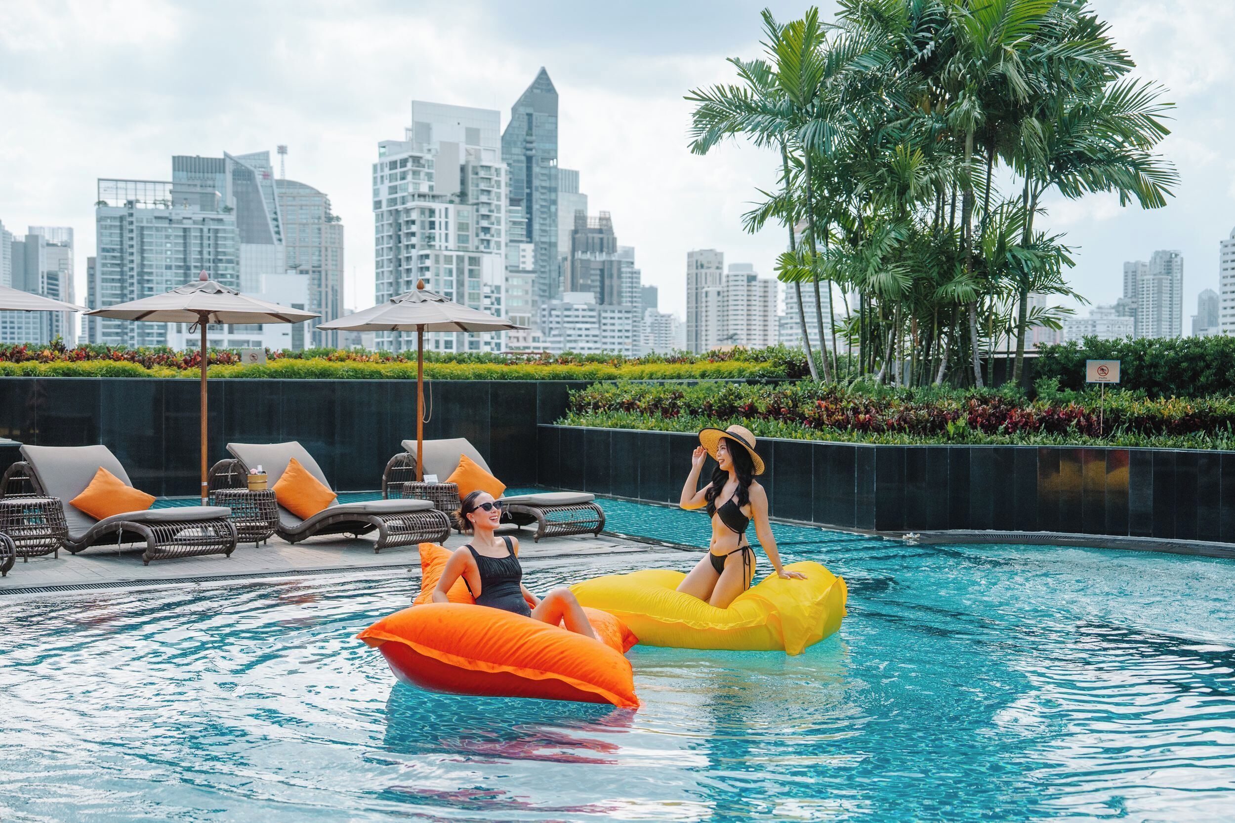 Piscina externa, funciona das 6h às 22h, guarda-sóis, espreguiçadeiras