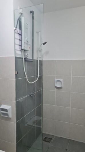 Shower, free toiletries, hair dryer, towels - Anjung Apartment 3BR 1 (Banting)