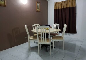 Basic Apartment, 3 Bedrooms | In-room dining