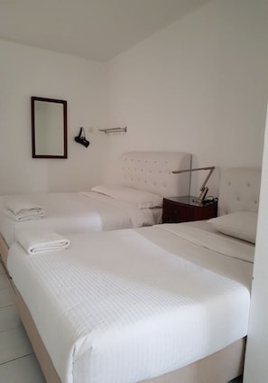 3 habitaciones y tabla de planchar con plancha 