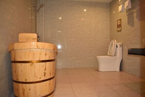 Ducha, artículos de tocador gratuitos, secador de pelo, pantuflas