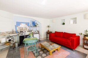 شقة ديلوكس - سرير كبير مع أريكة سرير - لغير المدخنين | منطقة المعيشة | تلفزيون بشاشة مسطحة، مدفأة، أرضيات مدفأة