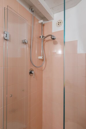 Apartemen Deluks, 1 Tempat Tidur Queen dengan tempat tidur Sofa, Bebas Asap Rokok | Kamar mandi | Shower, pancuran hujan, perlengkapan mandi gratis, dan pengering rambut