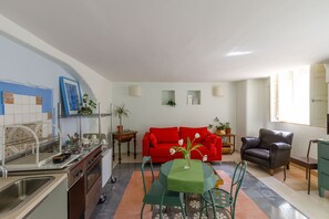 شقة ديلوكس - سرير كبير مع أريكة سرير - لغير المدخنين | منطقة المعيشة | تلفزيون بشاشة مسطحة، مدفأة، أرضيات مدفأة