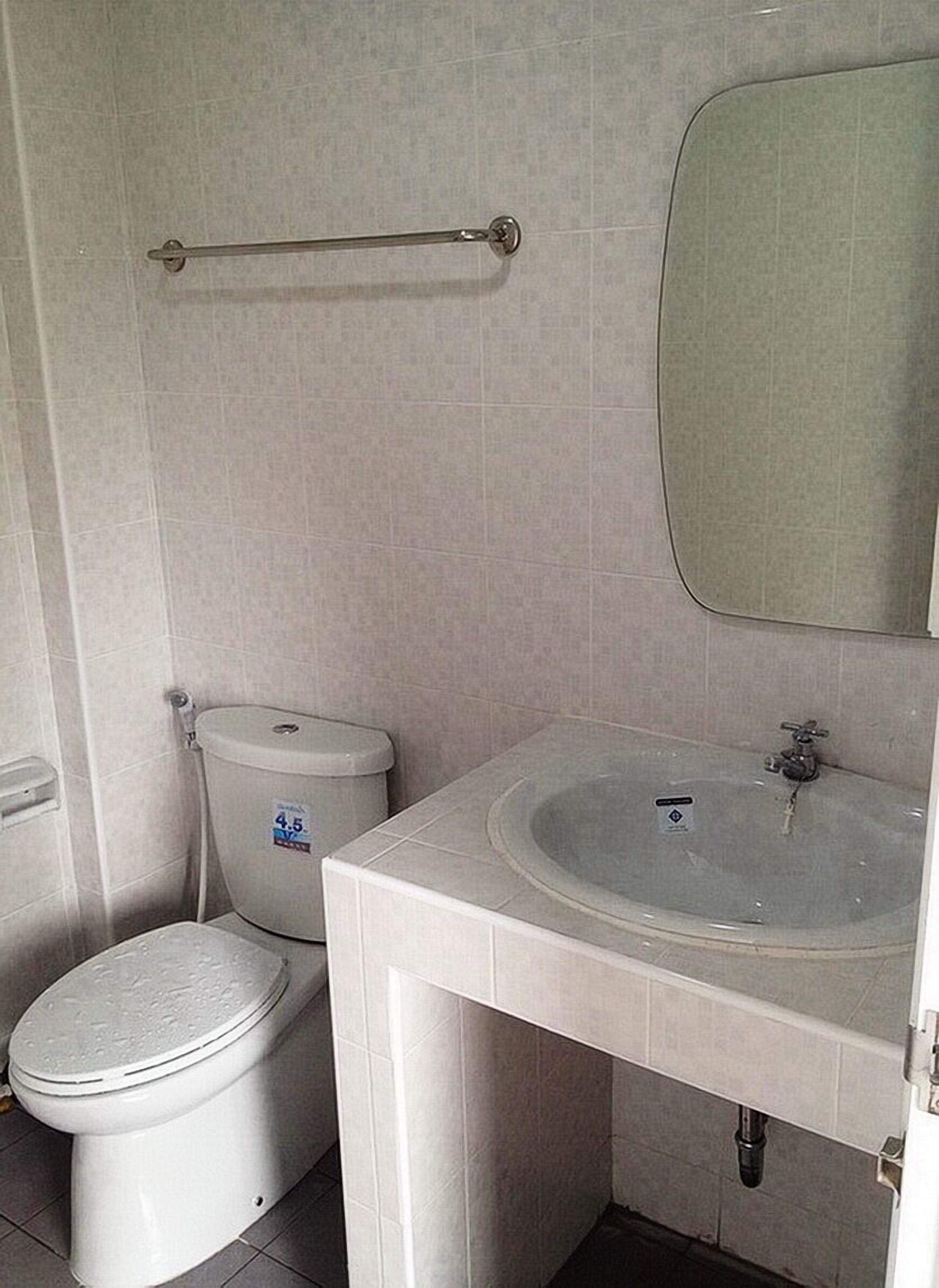 Regadera y amenidades de baño gratuitas 