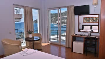 Deluxe Double Room | Desk, laptop workspace, blackout drapes, iron/ironing board