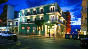 A hotel with a green facade, multiple balconies, and a sign reading "Grand Hotel". - Grand Hotel Loutraki (Loutraki-Agioi Theodoroi)