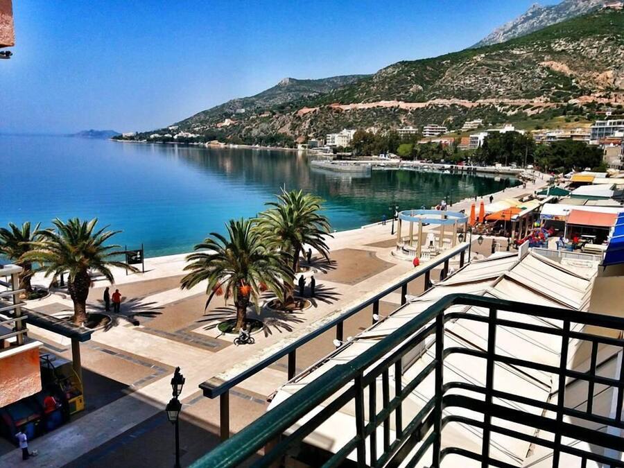 Escritorio, espacio para trabajar con laptop y cortinas blackout