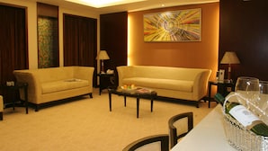 Superior Suite | Living room | Flat-screen TV, pay movies - Huaan International Hotel (Shenzhen)