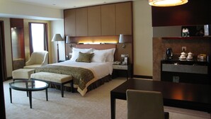 Deluxe Room | Minibar, desk, blackout drapes, soundproofing - Huaan International Hotel (Shenzhen)