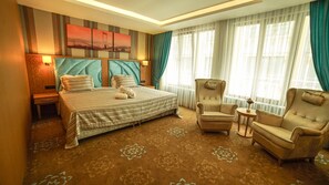 Värdeförvaringsskåp på rummet, skrivbord och mörkläggningsgardiner