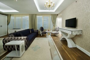 Värdeförvaringsskåp på rummet, skrivbord och mörkläggningsgardiner