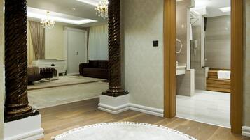 Peti besi dalam bilik, meja, langsir/tirai gelap terus, kalis bunyi