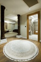 Caja de seguridad en la habitación, escritorio y cortinas blackout 