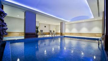 2 個室內泳池、室外泳池