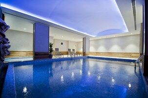 2 piscinas techadas, una piscina al aire libre