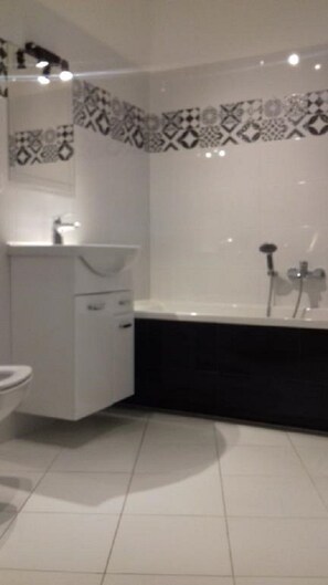 Studio Suite | Bathroom | Combined shower/tub, free toiletries, towels - Apartament Promenada - Studio (Warsaw)