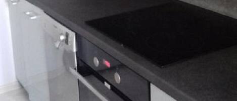 Studio Suite | Private kitchenette | Fridge, microwave, oven, stovetop