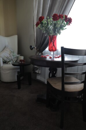 Standardværelse - 1 queensize-seng | Opholdsområde | Fladskærms-tv