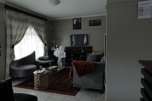 Quarto standard, 1 cama Queen | Área de estar | TV de tela plana