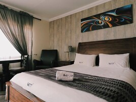 Quarto casal luxo | Escrivaninha, ferros/tábuas de passar roupa, Wi-Fi de cortesia