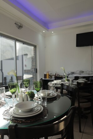 Päivittäinen täysi aamiainen (80 ZAR per henkilö)