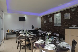 Daily full breakfast for a fee - Ledumo Lodge (Emalahleni)
