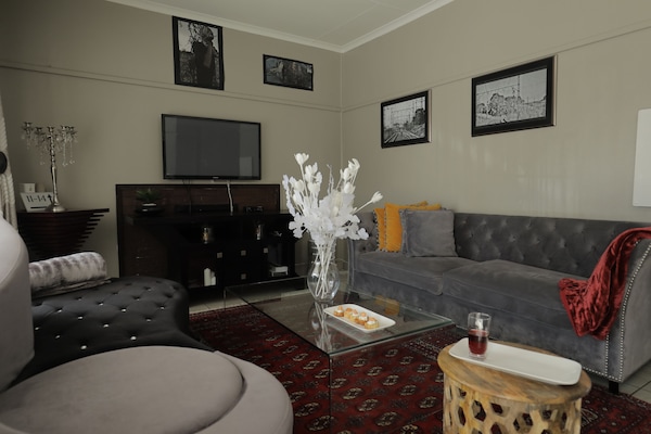 Habitación estándar, 1 cama Queen size | Área de sala de estar | Televisión de pantalla plana