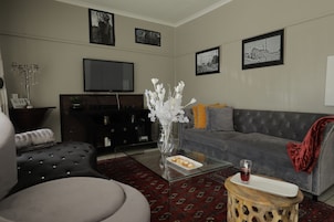 Quarto standard, 1 cama Queen | Área de estar | TV de tela plana