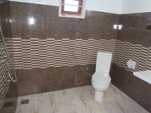 Basic-Villa, 2 Schlafzimmer, Strandblick | Badezimmer | Dusche, Regendusche, kostenlose Toilettenartikel