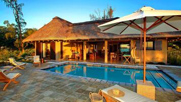 Kolam renang outdoor, dengan payung kolam renang dan kursi berjemur