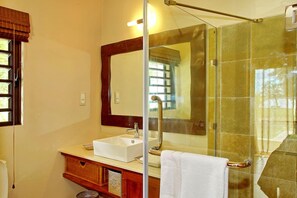 シャワー、レインフォールシャワー、バスアメニティ (無料)、ヘアドライヤー