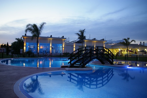 Una piscina techada, una piscina al aire libre de temporada