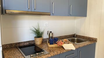 Bungalow, 2 Bedrooms | Dapur peribadi | Peti sejuk/penyejuk beku saiz penuh, ketuhar gelombang mikro, dapur