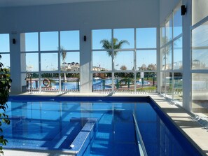 Kolam renang tertutup, kolam renang terbuka bermusim 