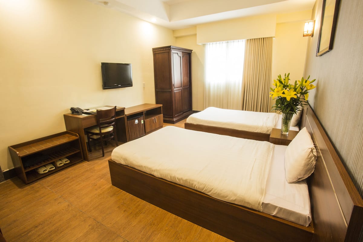 Deluxe-Doppel- oder -Zweibettzimmer, 1 Schlafzimmer, Nichtraucher, Stadtblick | Minibar, Zimmersafe, Schreibtisch, schallisolierte Zimmer