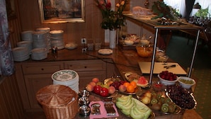 Un buffet ricco di frutta, verdura e diversi piatti.