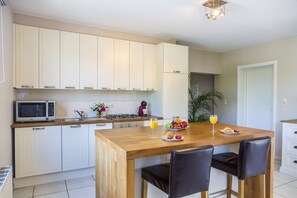 Apartamento | Cozinha privada | Geladeira, micro-ondas, fogão, cooktop