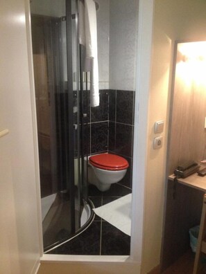 Shower, towels - Fasthotel Toulouse Muret (Muret)