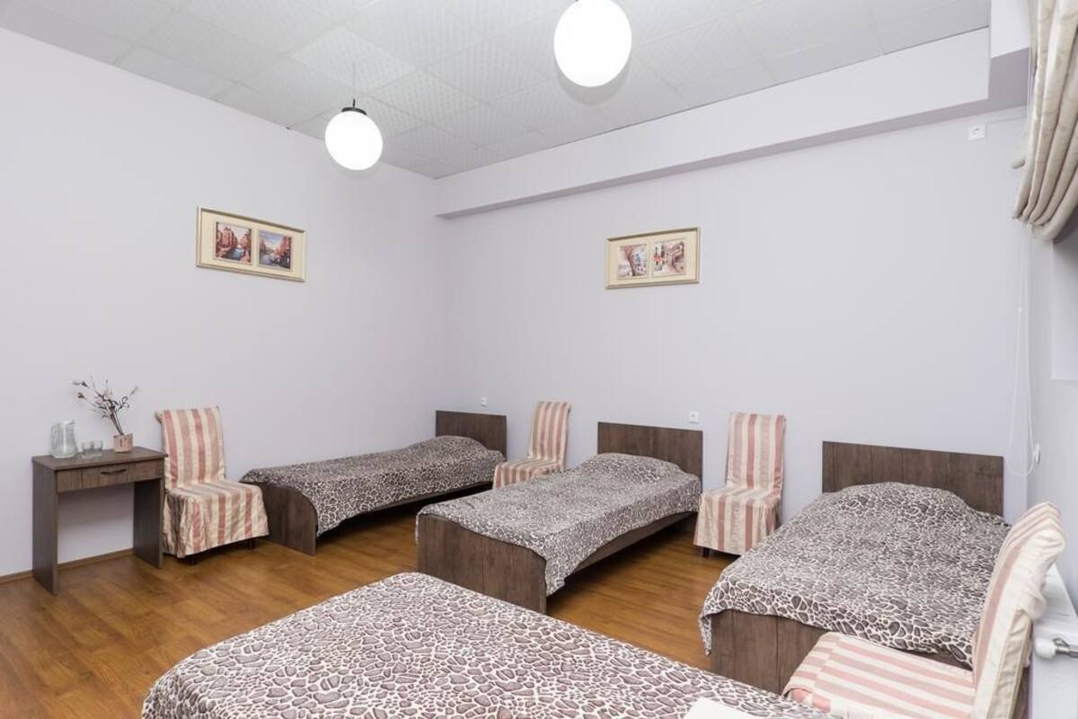 Economy vierpersoonskamer | Een bureau, een strijkplank/strijkijzer, gratis wifi, beddengoed