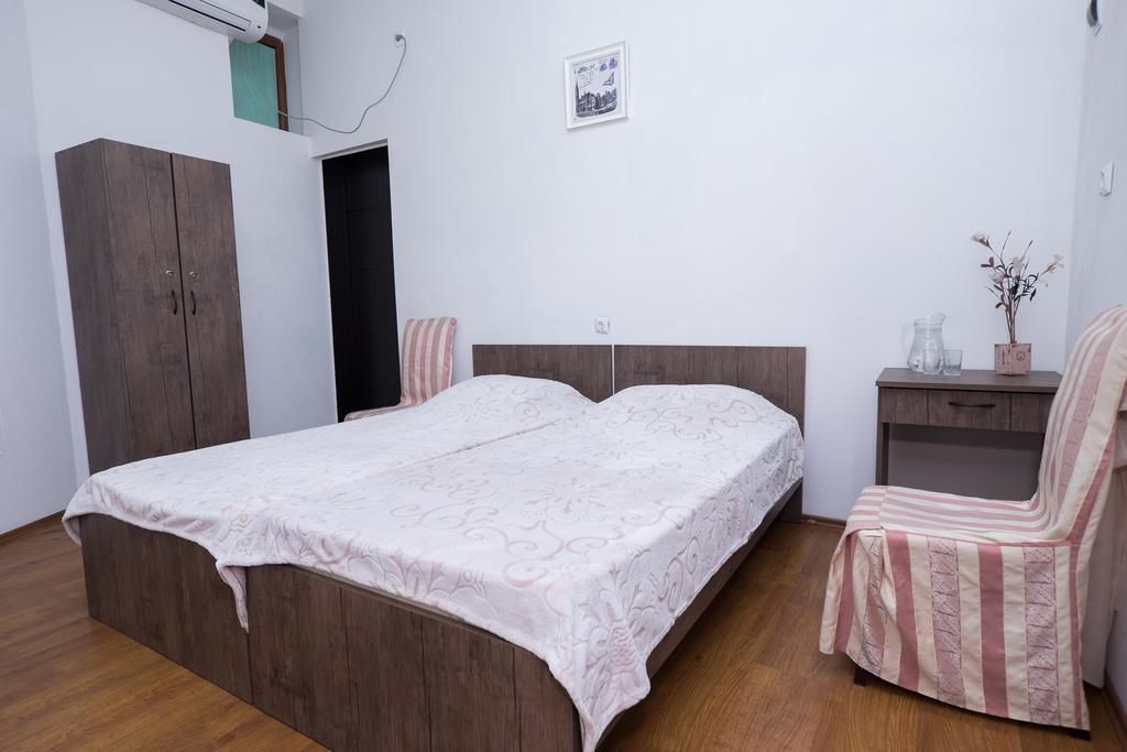 Economy Twin Room, Corner | Desk, iron/ironing board, free WiFi, bed sheets