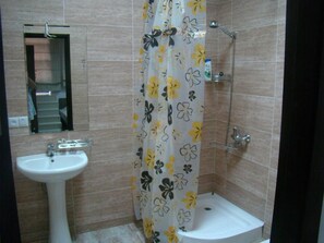 Økonomi-firemannsrom | Bad | Dusj, hårføner og håndklær