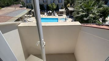 Escritorio, wifi gratis y ropa de cama