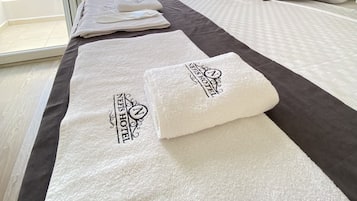Economy Double Room (Attic) | Escritorio, wifi gratis, ropa de cama