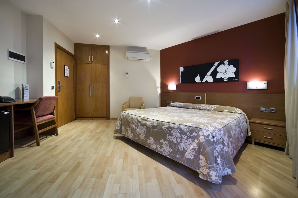 In-room safe, rollaway beds, free WiFi